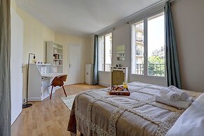 Elegant 1BR Near Eiffel & Champ de Mars