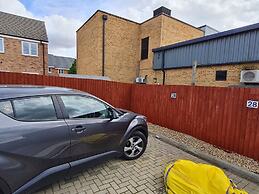 Spacious 3-bed House - Sleeps 8, Garden & Parking
