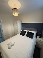 Spacious 3-bed House - Sleeps 8, Garden & Parking