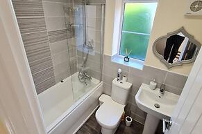 Spacious 3-bed House - Sleeps 8, Garden & Parking