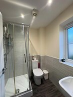 Spacious 3-bed House - Sleeps 8, Garden & Parking