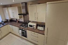 Spacious 3-bed House - Sleeps 8, Garden & Parking