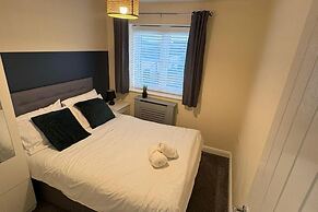 Spacious 3-bed House - Sleeps 8, Garden & Parking