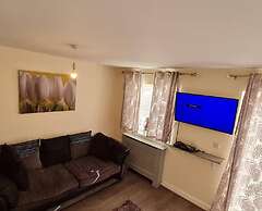 Spacious 3-bed House - Sleeps 8, Garden & Parking