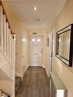 Spacious 3-bed House - Sleeps 8, Garden & Parking