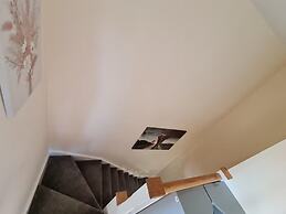 Spacious 3-bed House - Sleeps 8, Garden & Parking