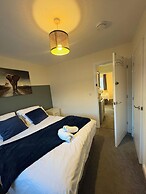 Spacious 3-bed House - Sleeps 8, Garden & Parking