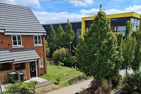 Spacious 3-bed House - Sleeps 8, Garden & Parking