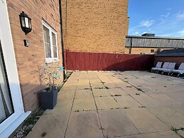 Spacious 3-bed House - Sleeps 8, Garden & Parking