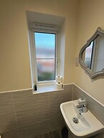 Spacious 3-bed House - Sleeps 8, Garden & Parking