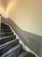 Spacious 3-bed House - Sleeps 8, Garden & Parking