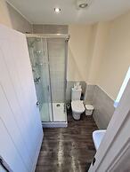 Spacious 3-bed House - Sleeps 8, Garden & Parking