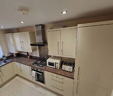 Spacious 3-bed House - Sleeps 8, Garden & Parking