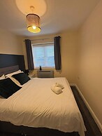 Spacious 3-bed House - Sleeps 8, Garden & Parking