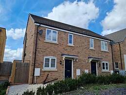 Spacious 3-bed House - Sleeps 8, Garden & Parking