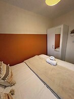Spacious 3-bed House - Sleeps 8, Garden & Parking
