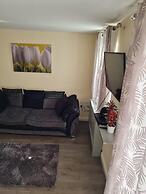 Spacious 3-bed House - Sleeps 8, Garden & Parking