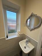 Spacious 3-bed House - Sleeps 8, Garden & Parking