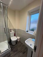 Spacious 3-bed House - Sleeps 8, Garden & Parking