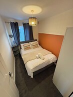 Spacious 3-bed House - Sleeps 8, Garden & Parking