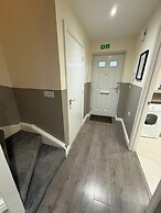 Spacious 3-bed House - Sleeps 8, Garden & Parking