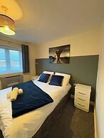 Spacious 3-bed House - Sleeps 8, Garden & Parking