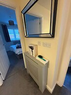 Spacious 3-bed House - Sleeps 8, Garden & Parking