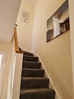 Spacious 3-bed House - Sleeps 8, Garden & Parking