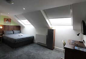 Victoria House by CovStays