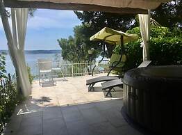 Beach House - 2m From Beach