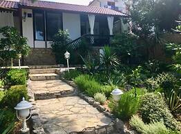 Beach House - 2m From Beach