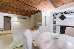 Cozy & Charming Florentine Hideaway