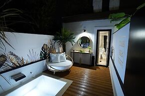 Barneys Club B&b