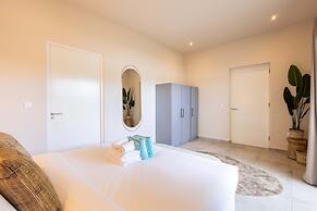 Chic 3BR Apartment Mambo Beach Area Stay