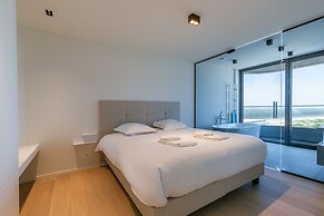 Huswell - Minimalist Coastal Luxury Panoramic View