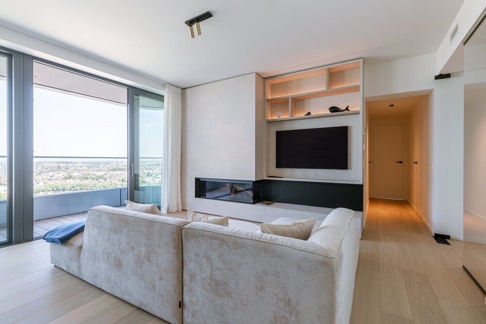 Huswell - Minimalist Coastal Luxury Panoramic View