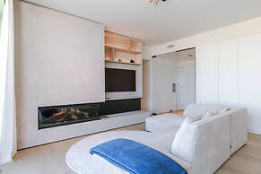 Huswell - Minimalist Coastal Luxury Panoramic View