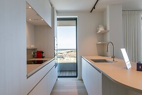 Huswell - Minimalist Coastal Luxury Panoramic View