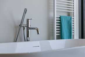 Huswell - Minimalist Coastal Luxury Panoramic View