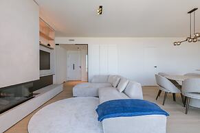Huswell - Minimalist Coastal Luxury Panoramic View