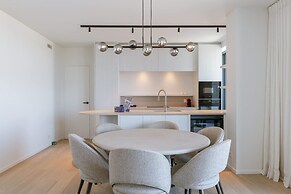 Huswell - Minimalist Coastal Luxury Panoramic View