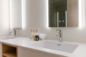 Huswell - Minimalist Coastal Luxury Panoramic View