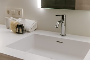 Huswell - Minimalist Coastal Luxury Panoramic View