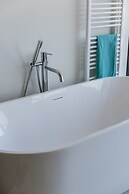 Huswell - Minimalist Coastal Luxury Panoramic View
