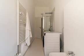 w Elegant 3BR Near Milan Center