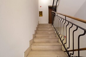 w Elegant 3BR Near Milan Center