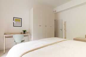 w Elegant 3BR Near Milan Center
