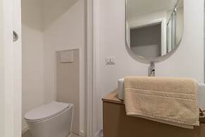 w Elegant 3BR Near Milan Center