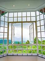 The Colonial Crest