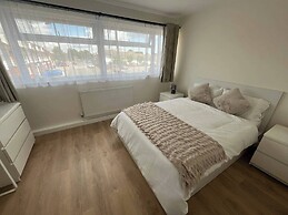 Cozy Cromwell Cottage in Croydon